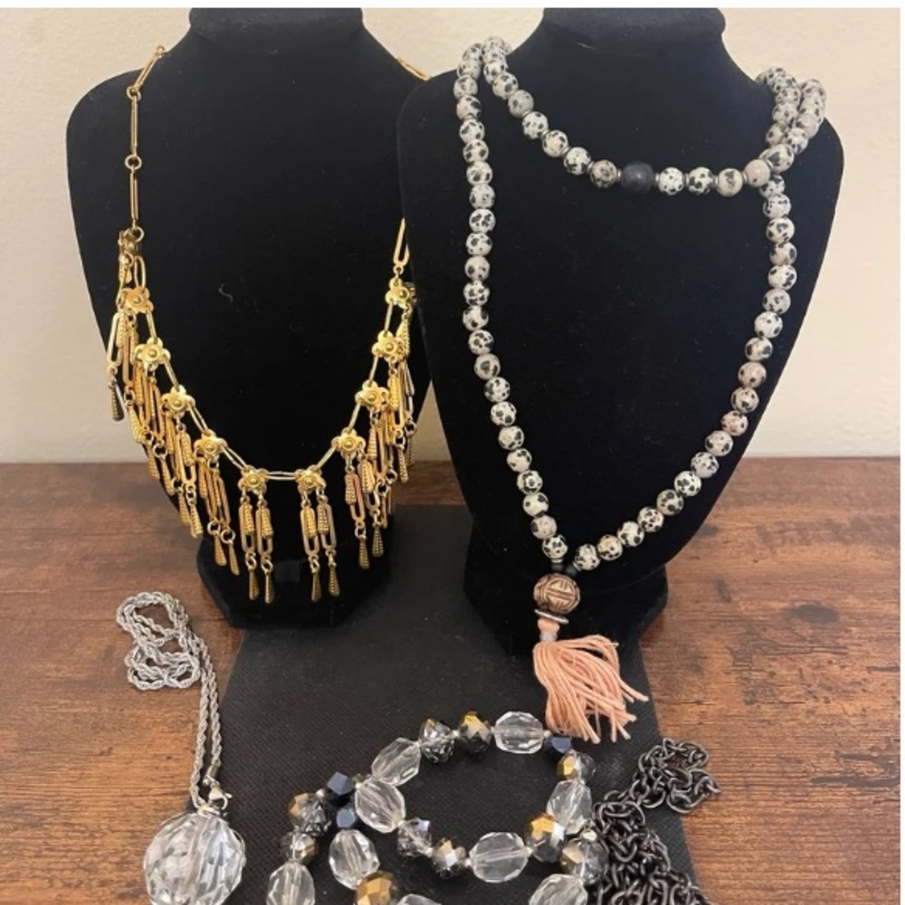 Lot of assorted vintage necklaces